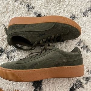 NWOT Olive green puma sneakers